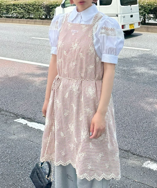 チェック&刺繍スカラップ巻きエプロン【レッド】