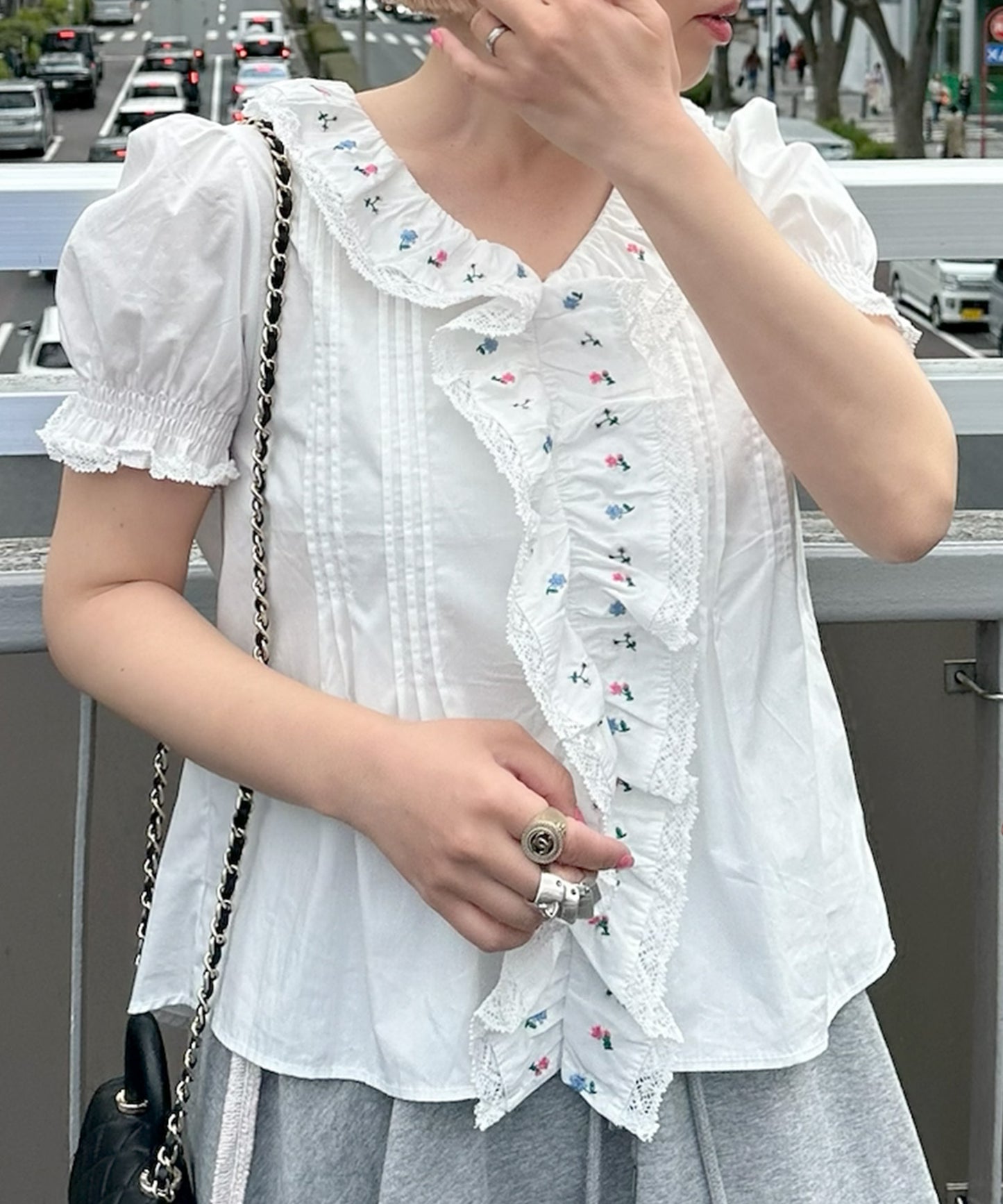 フラワー刺繍ブラウス【オフホワイト】