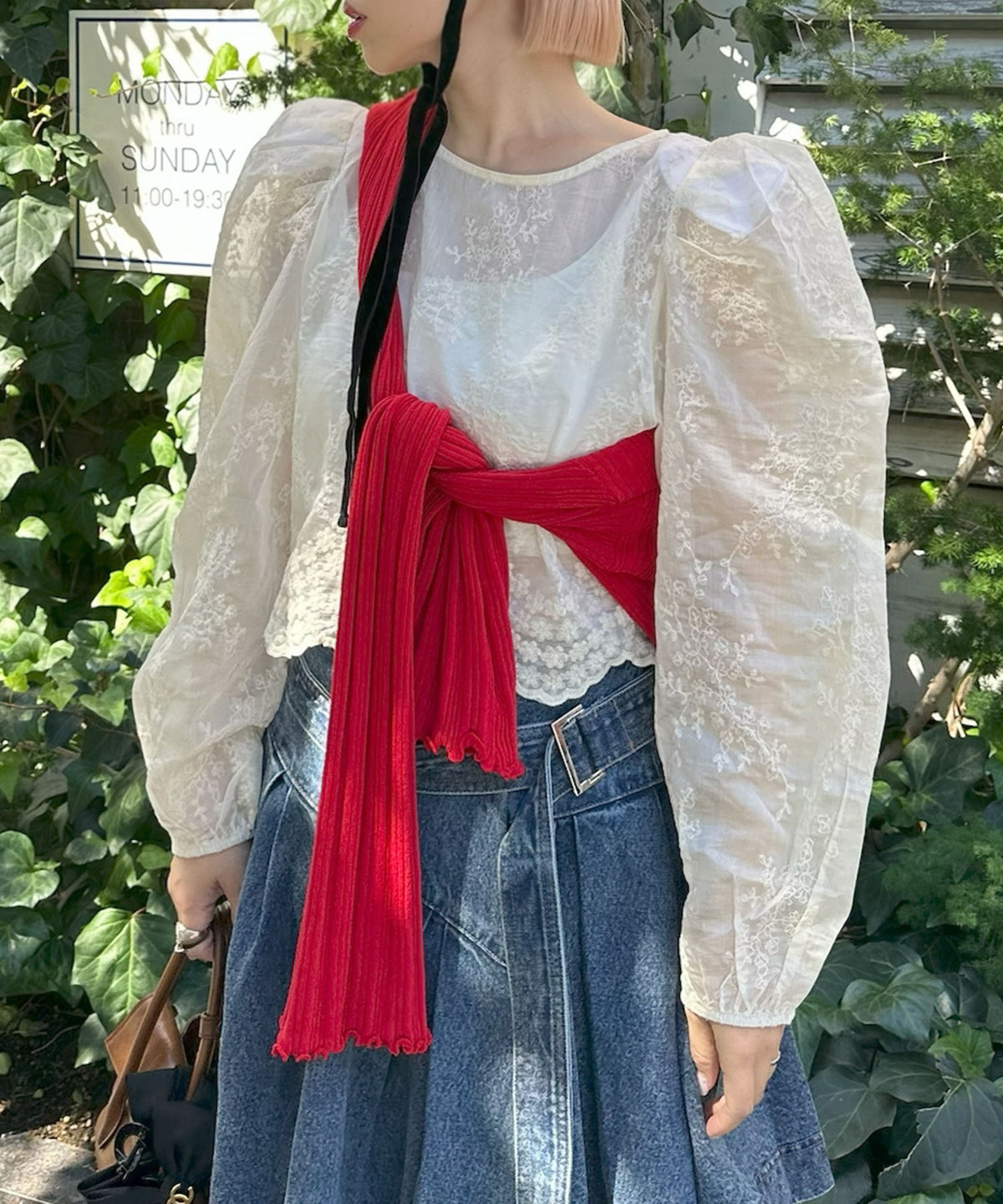 刺繍が豪華な肩パッドブラウス【オフホワイト】