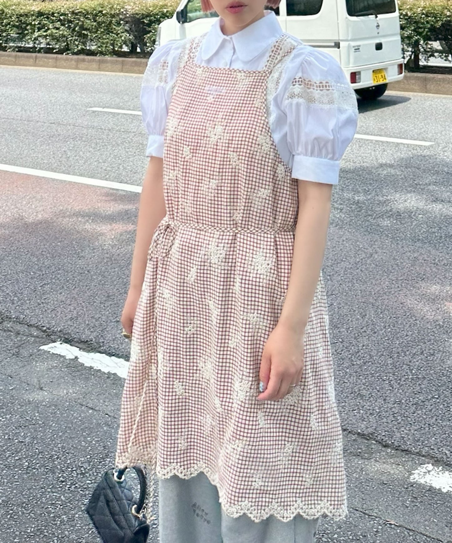 チェック＆刺繍スカラップ巻きエプロン【レッド】
