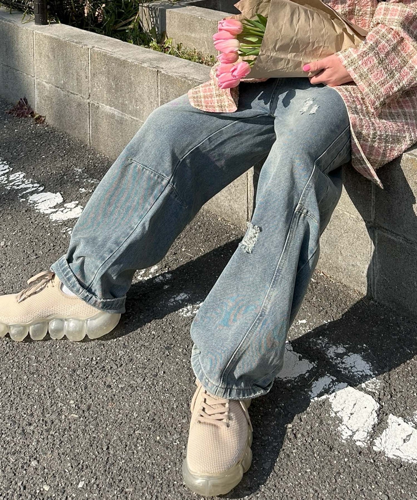 ちょっとだけダメージゆるデニムパンツ【サックスブルー】