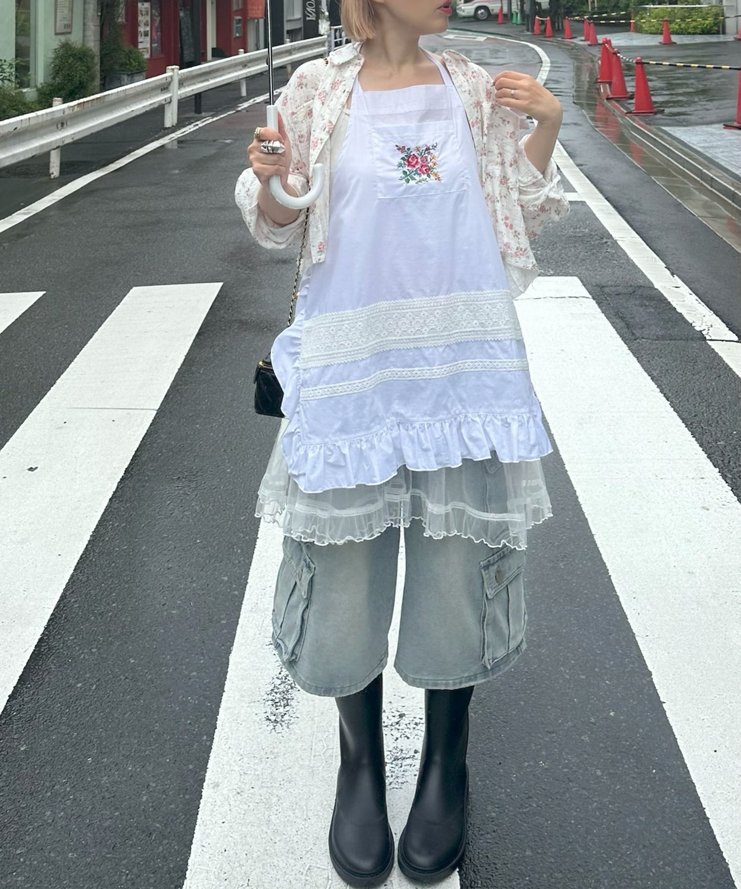 フラワー刺繍フリルエプロン【オフホワイト】