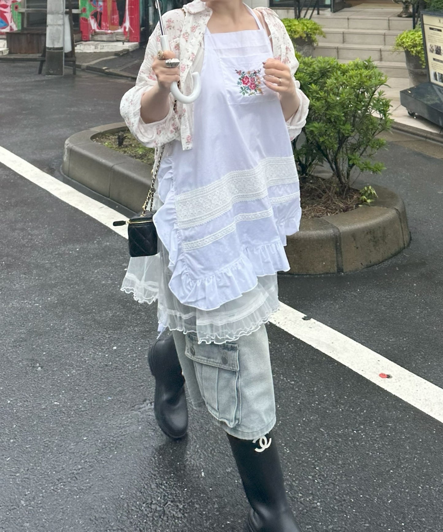 フラワー刺繍フリルエプロン【オフホワイト】