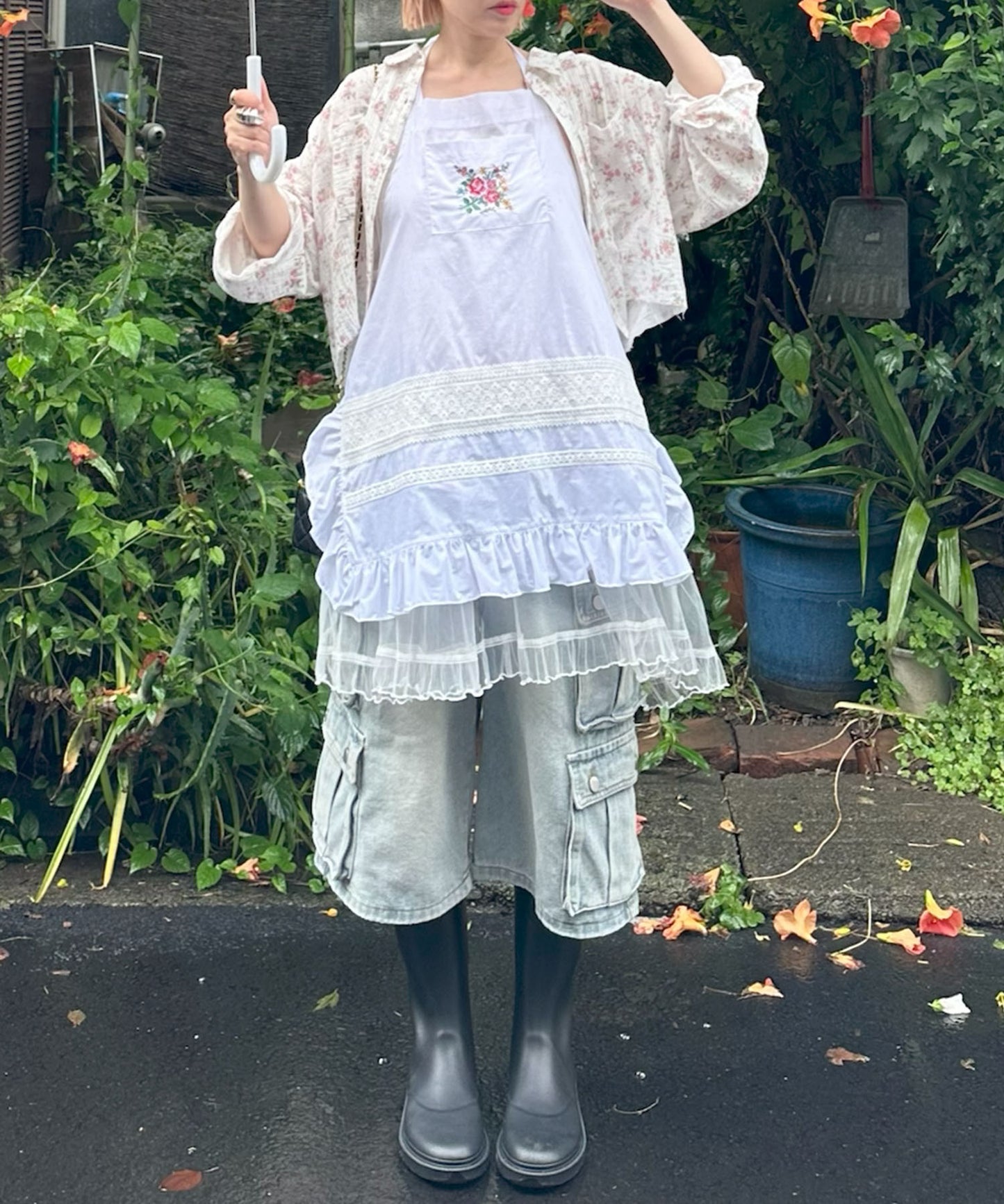フラワー刺繍フリルエプロン【オフホワイト】