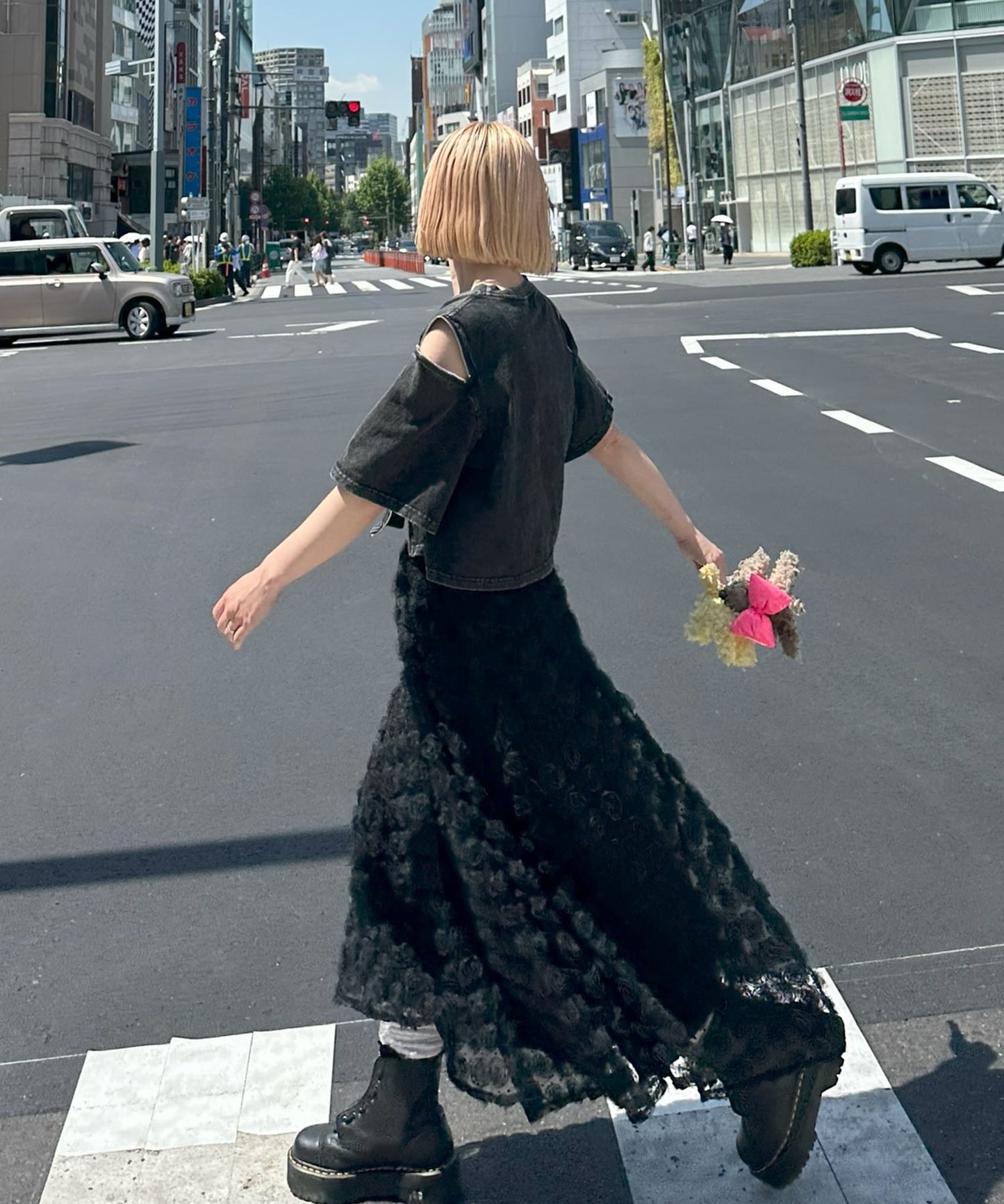 バラモチーフいっぱいのボリュームスカート【ブラック】