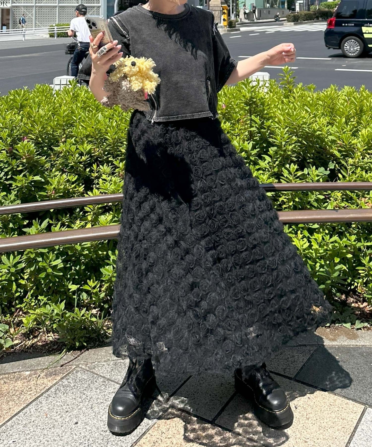 バラモチーフいっぱいのボリュームスカート【ブラック】