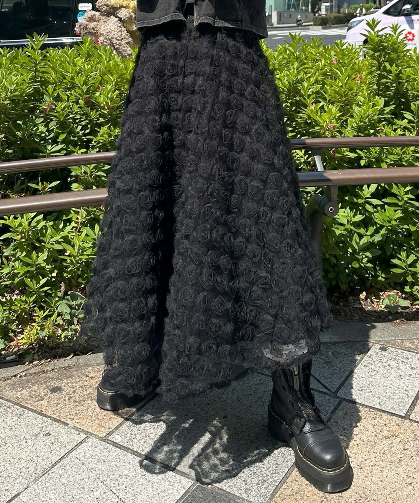 バラモチーフいっぱいのボリュームスカート【ブラック】