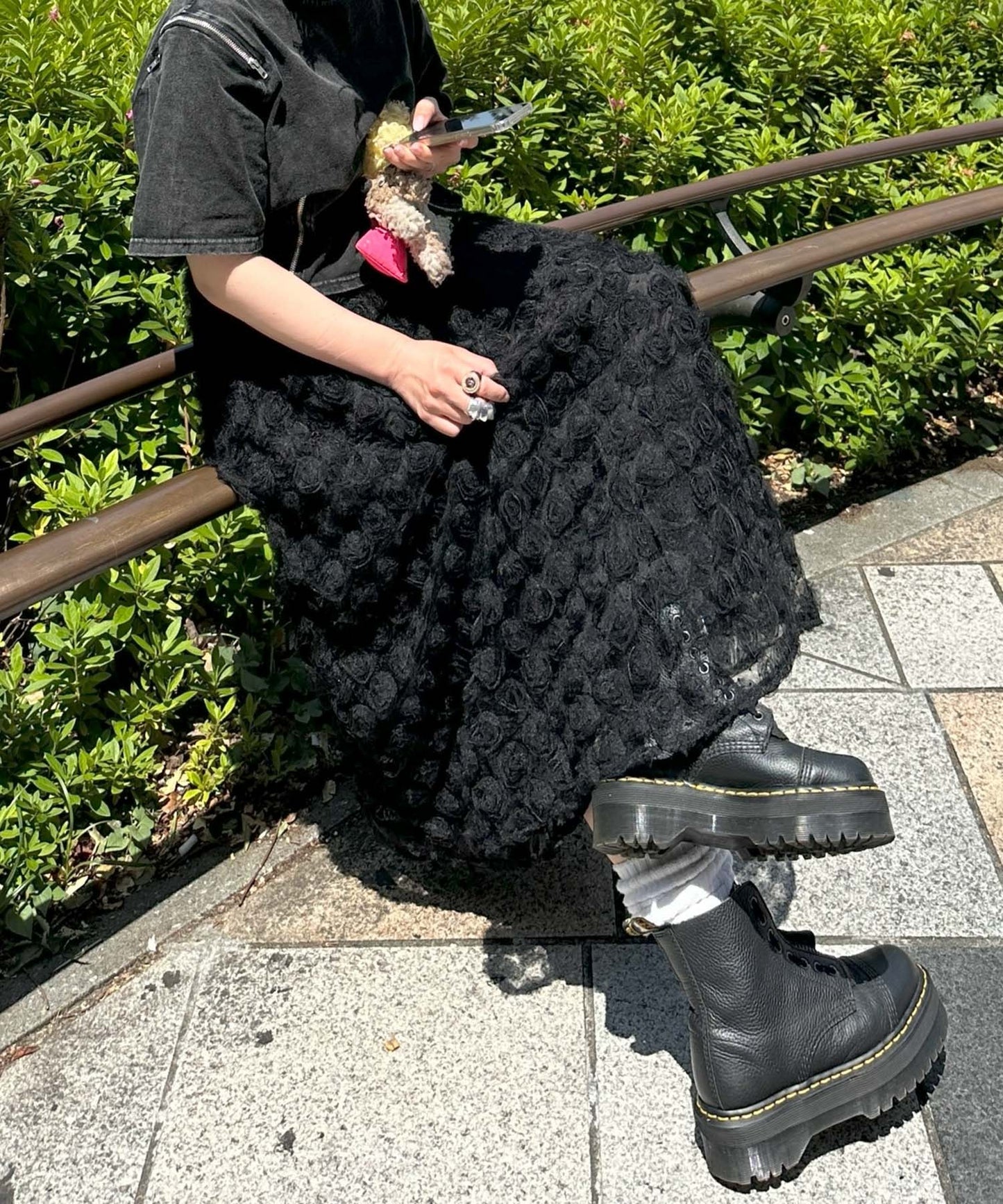 バラモチーフいっぱいのボリュームスカート【ブラック】