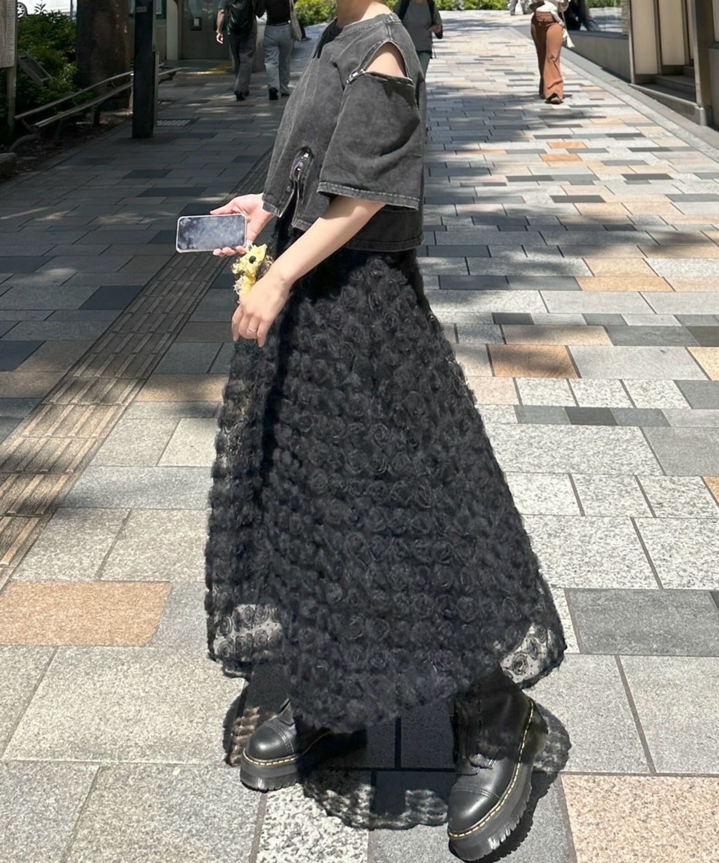 バラモチーフいっぱいのボリュームスカート【ブラック】