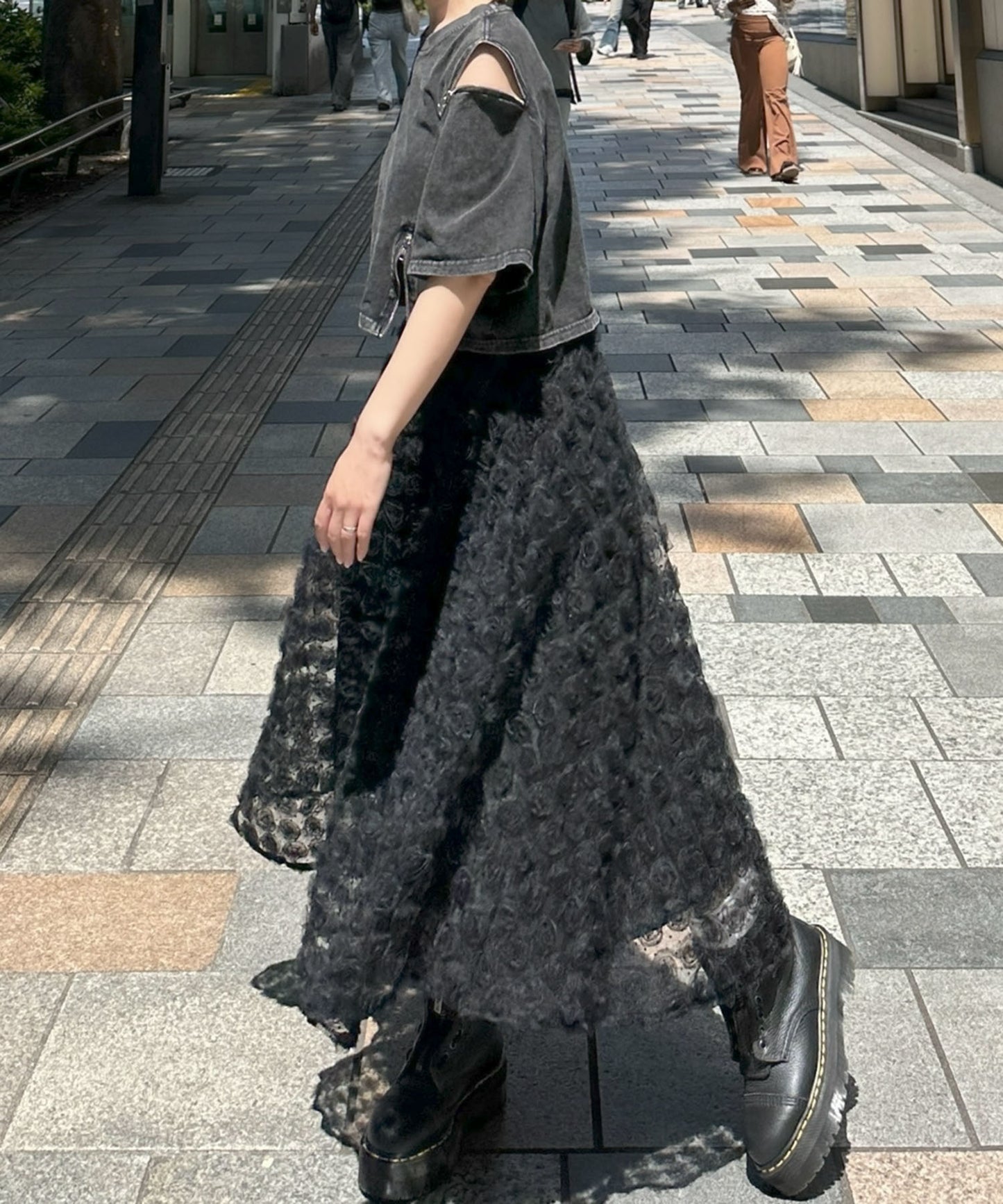 バラモチーフいっぱいのボリュームスカート【ブラック】