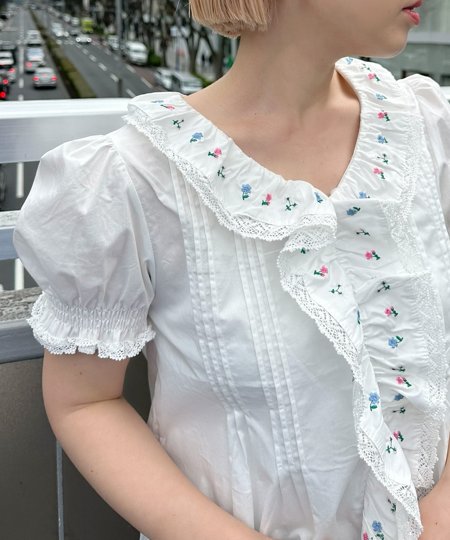 フラワー刺繍ブラウス【オフホワイト】