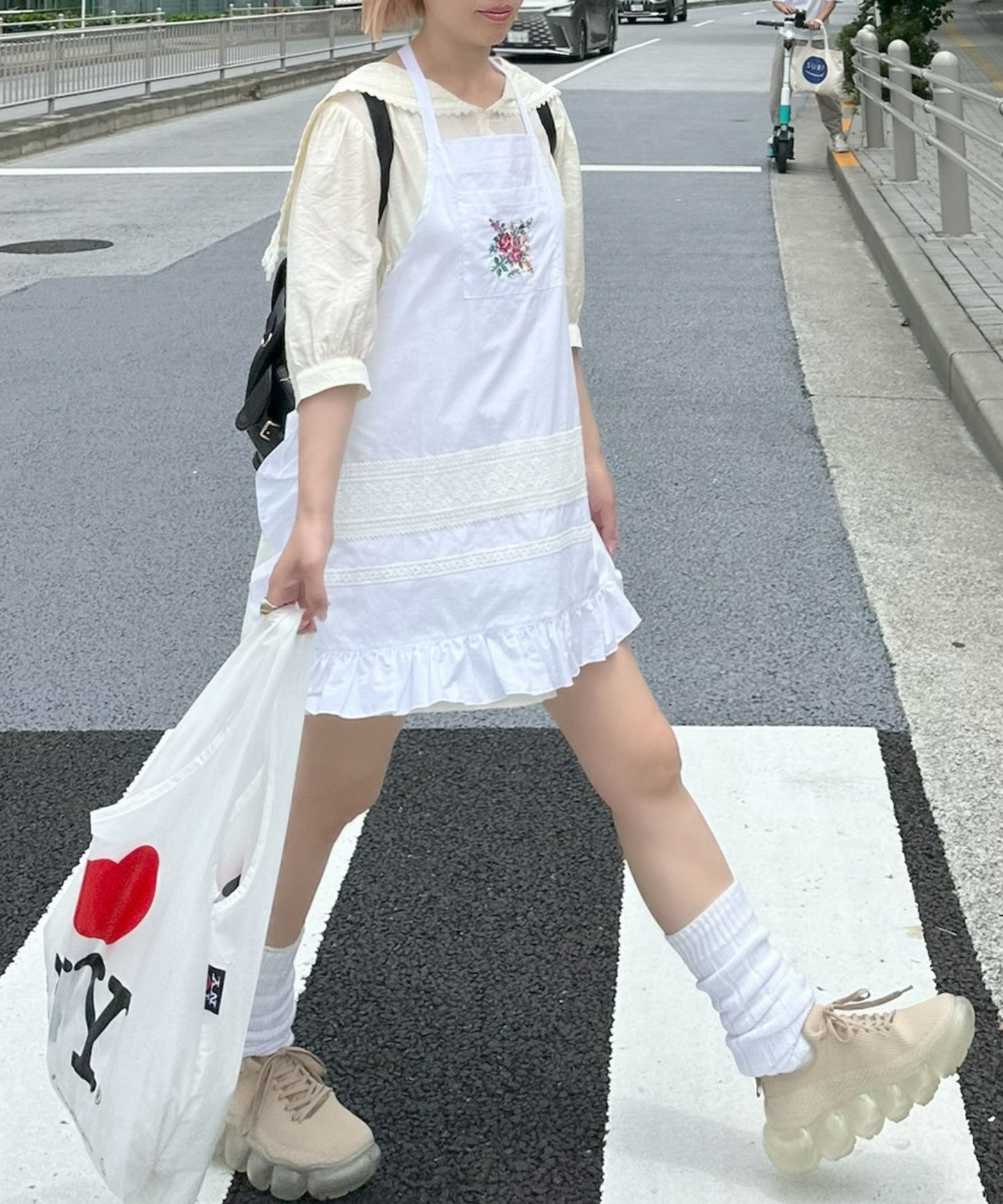 フラワー刺繍フリルエプロン【オフホワイト】