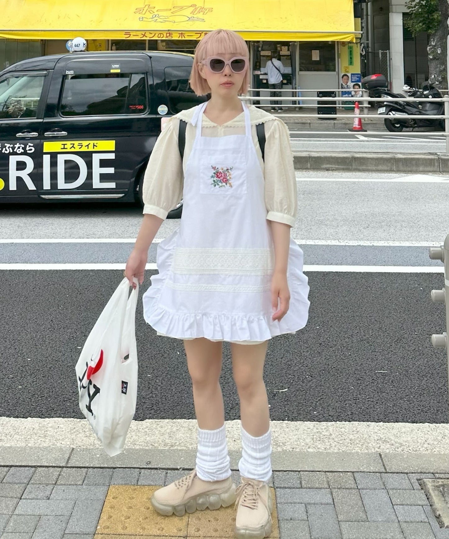 フラワー刺繍フリルエプロン【オフホワイト】