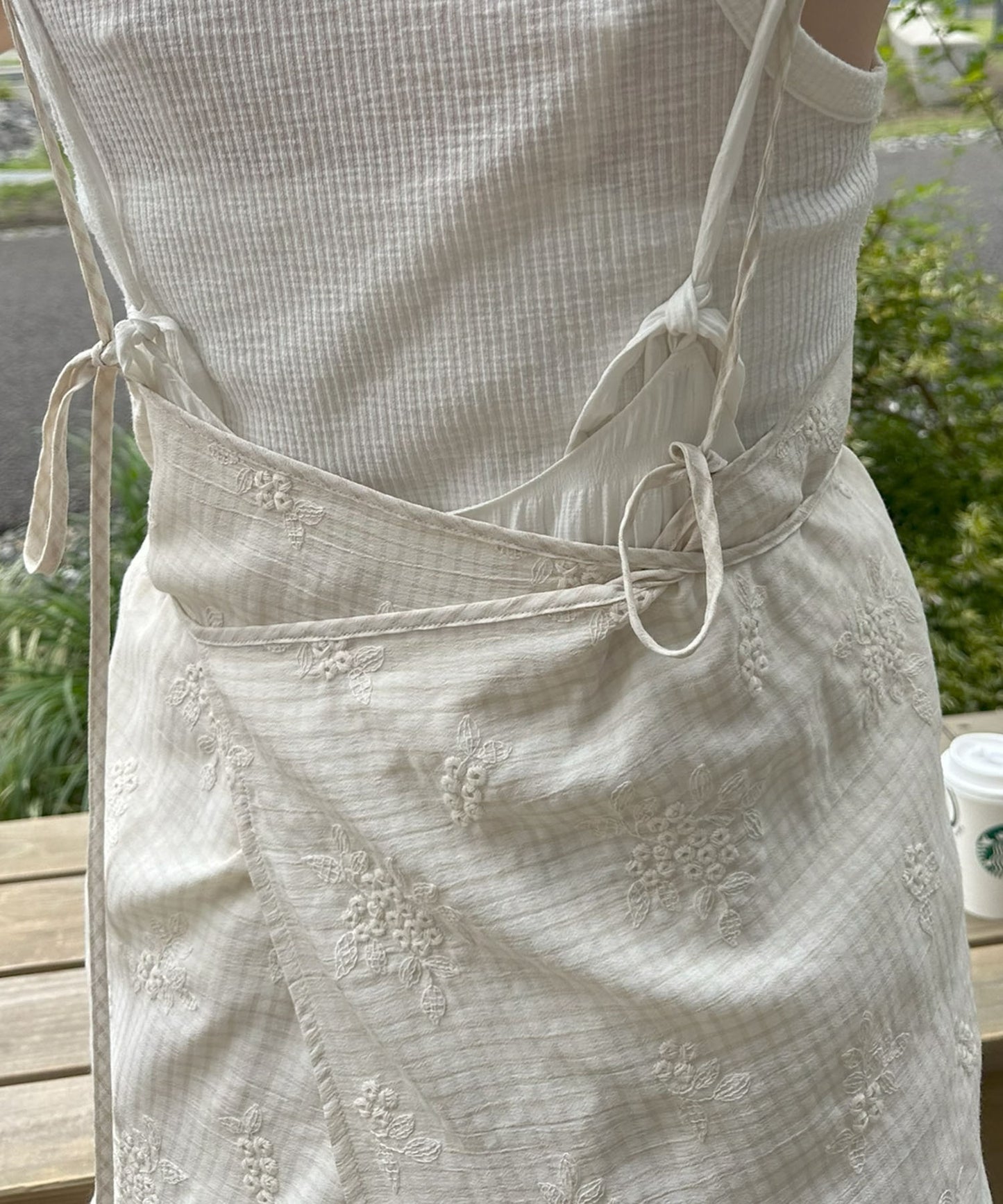 チェック＆刺繍スカラップ巻きエプロン【アイボリー】
