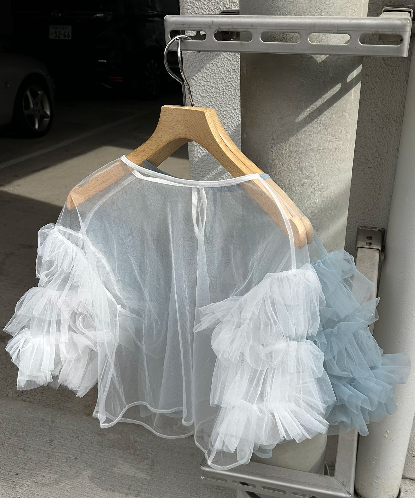 袖フリフリフラメンコシアーブラウス【サックスブルー】