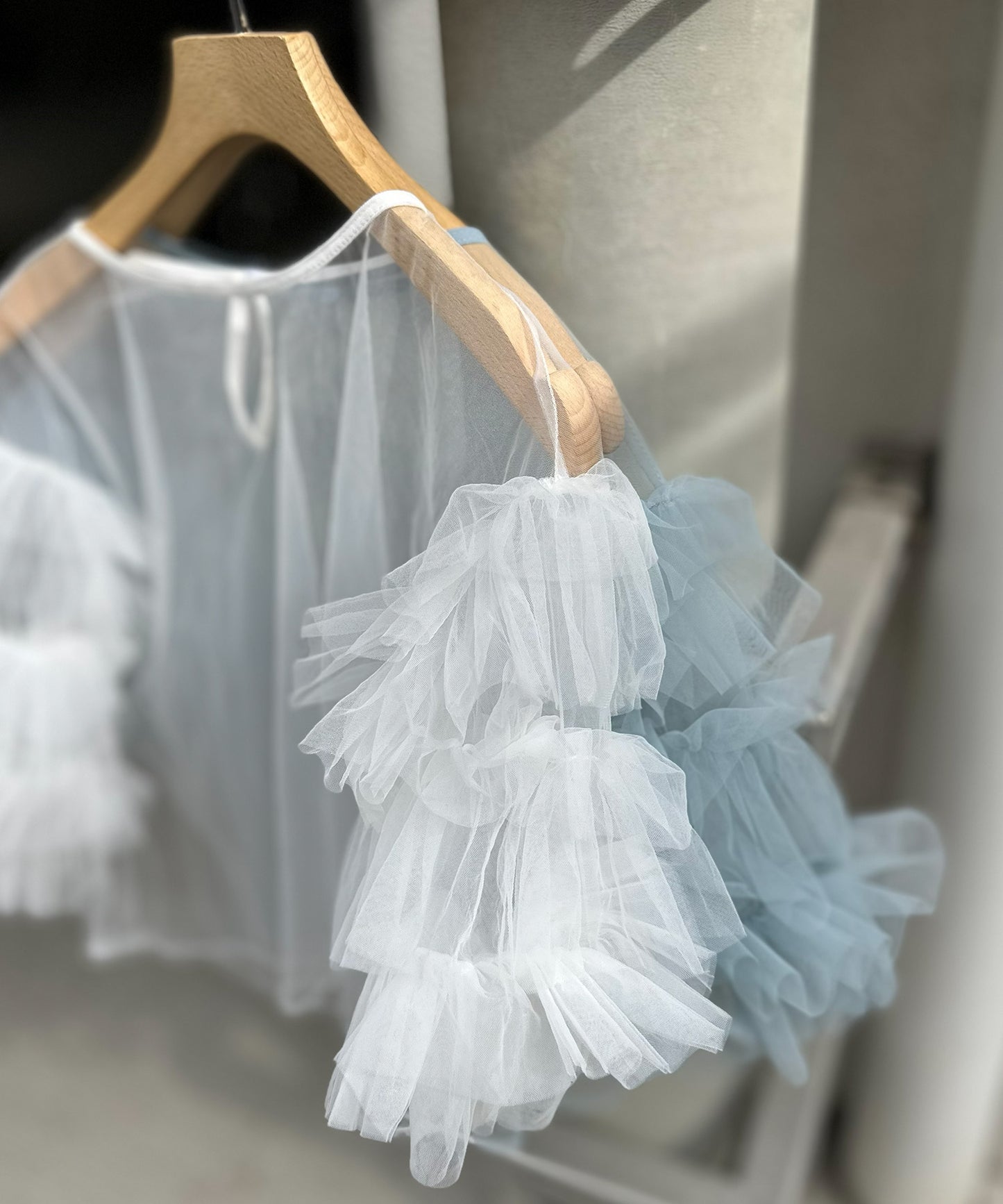 袖フリフリフラメンコシアーブラウス【サックスブルー】