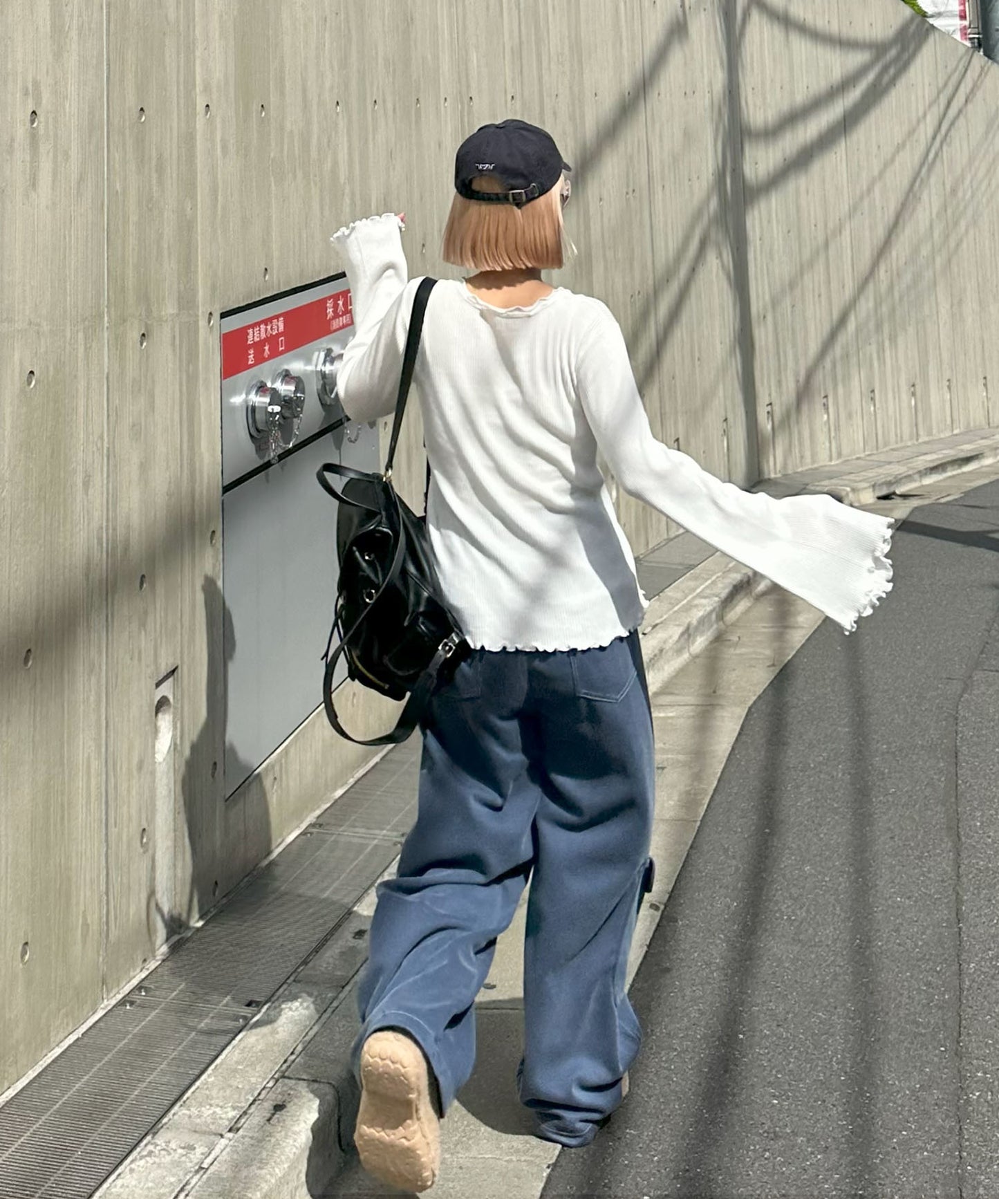 ウォッシュ加工のイージーパンツ【ブルー】