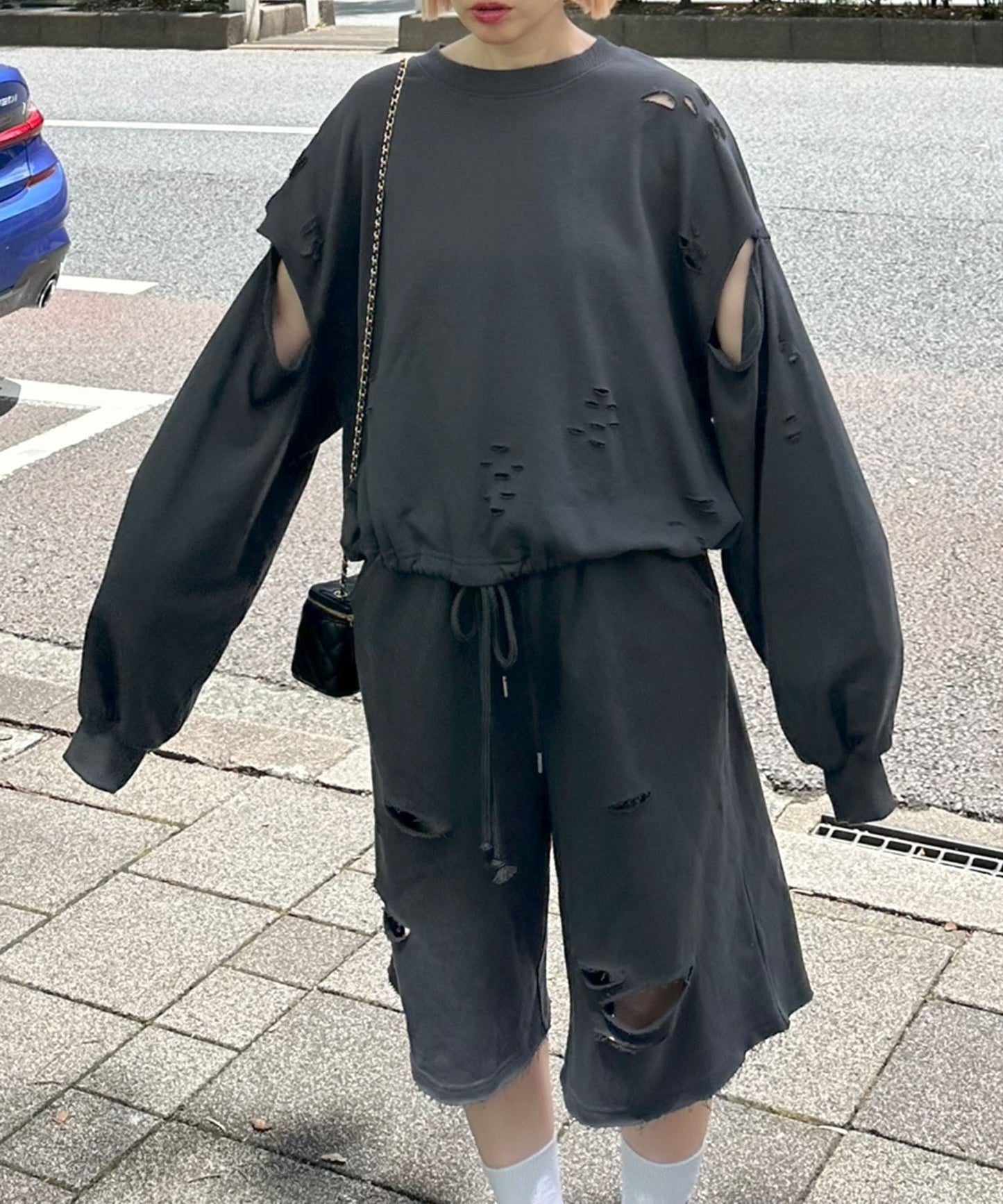 ダメージいっぱい袖スリットスウェット【スミクロ】