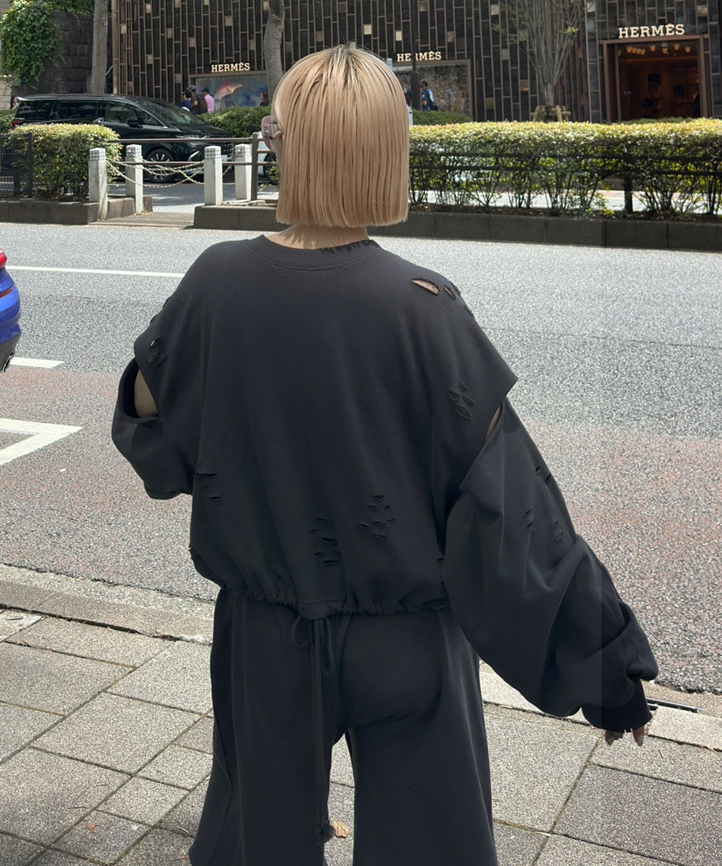 ダメージいっぱい袖スリットスウェット【スミクロ】