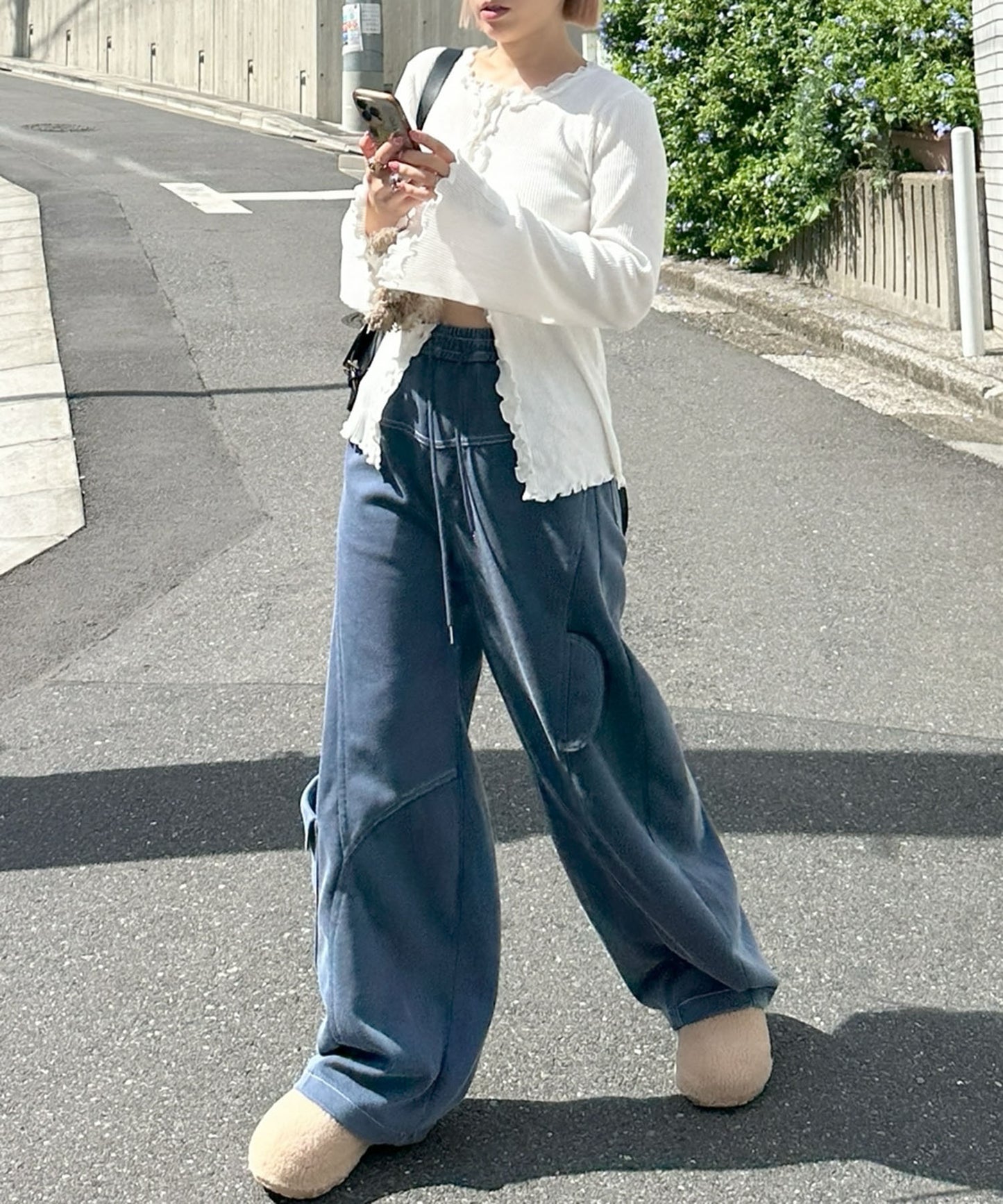 ウォッシュ加工のイージーパンツ【ブルー】