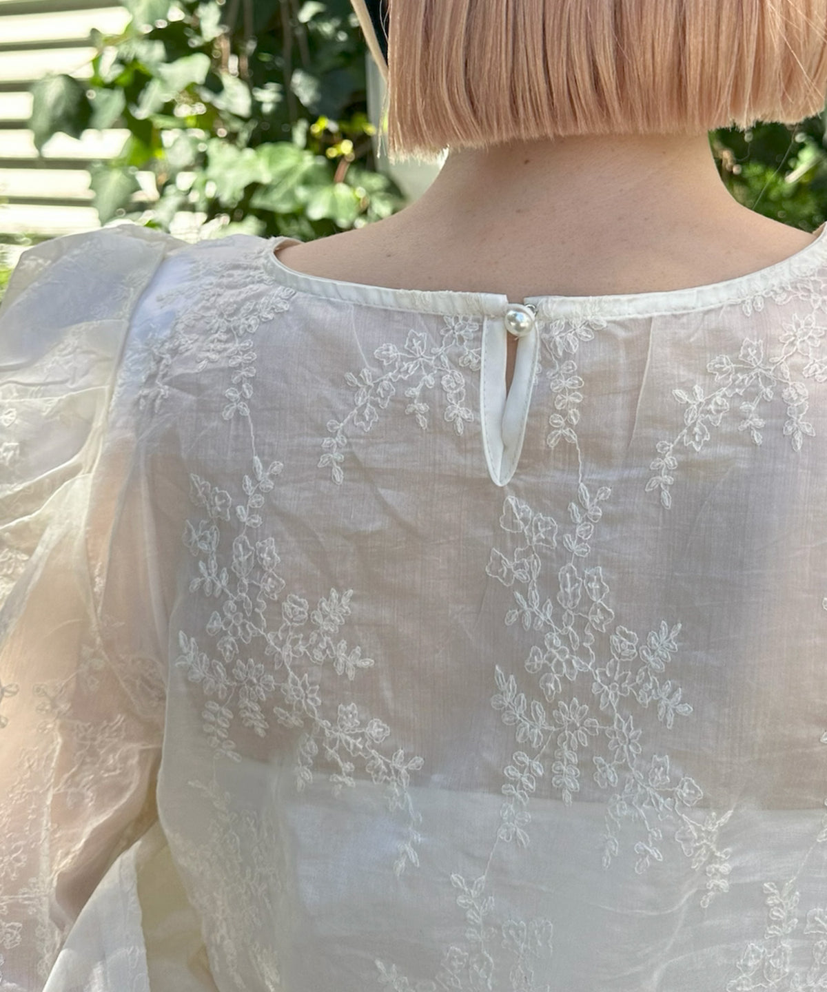刺繍が豪華な肩パッドブラウス【オフホワイト】