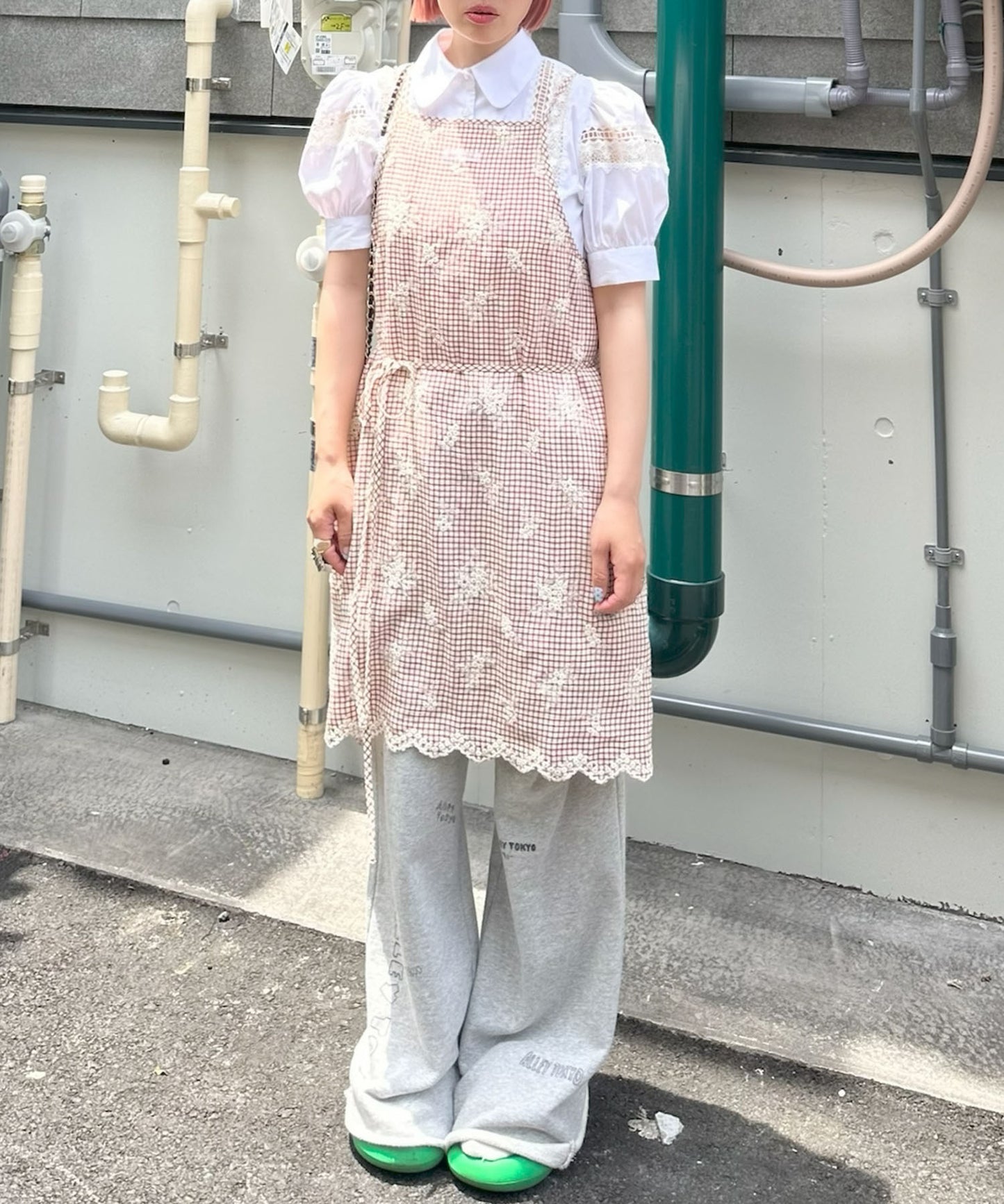 チェック＆刺繍スカラップ巻きエプロン【レッド】