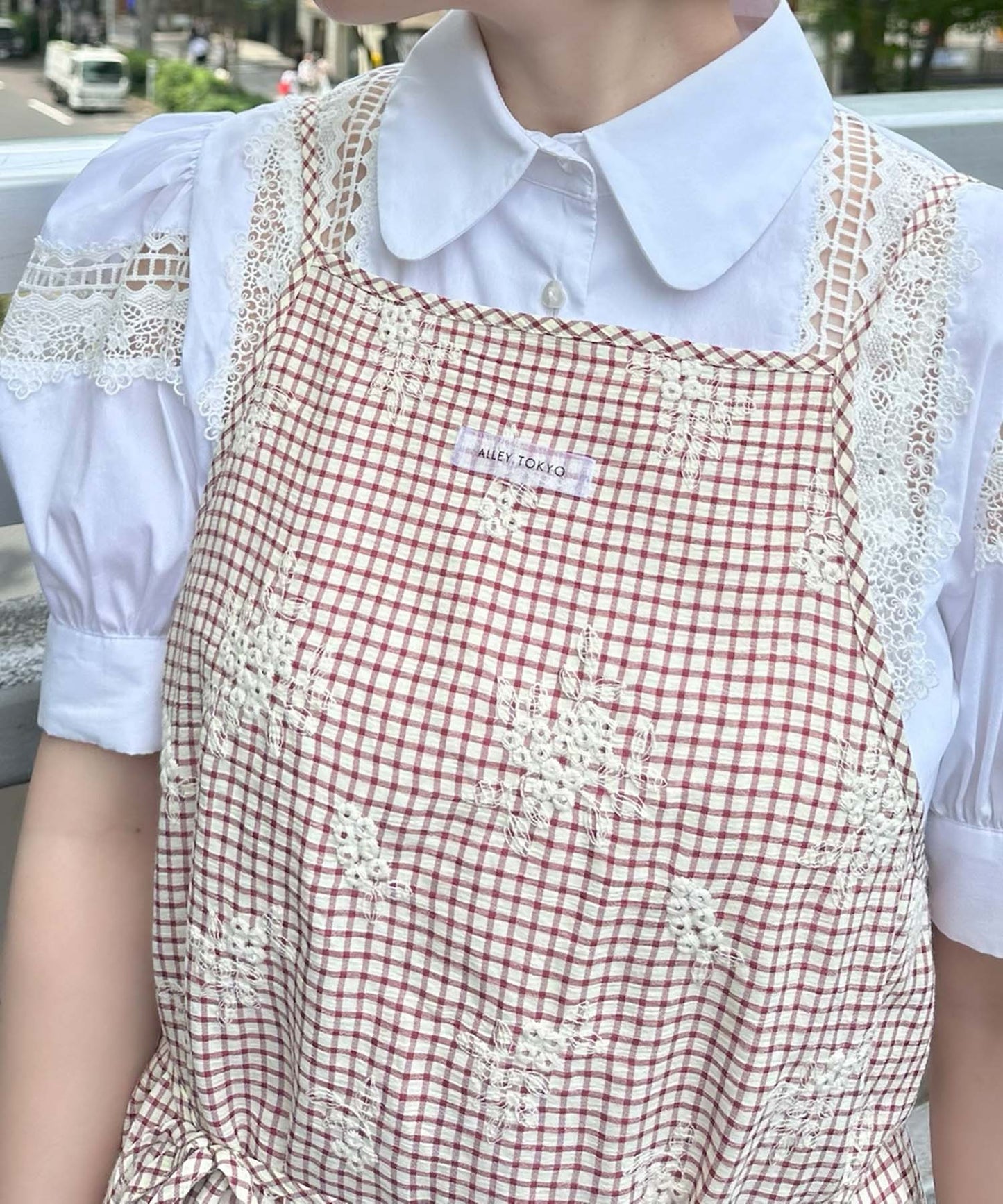 チェック＆刺繍スカラップ巻きエプロン【レッド】