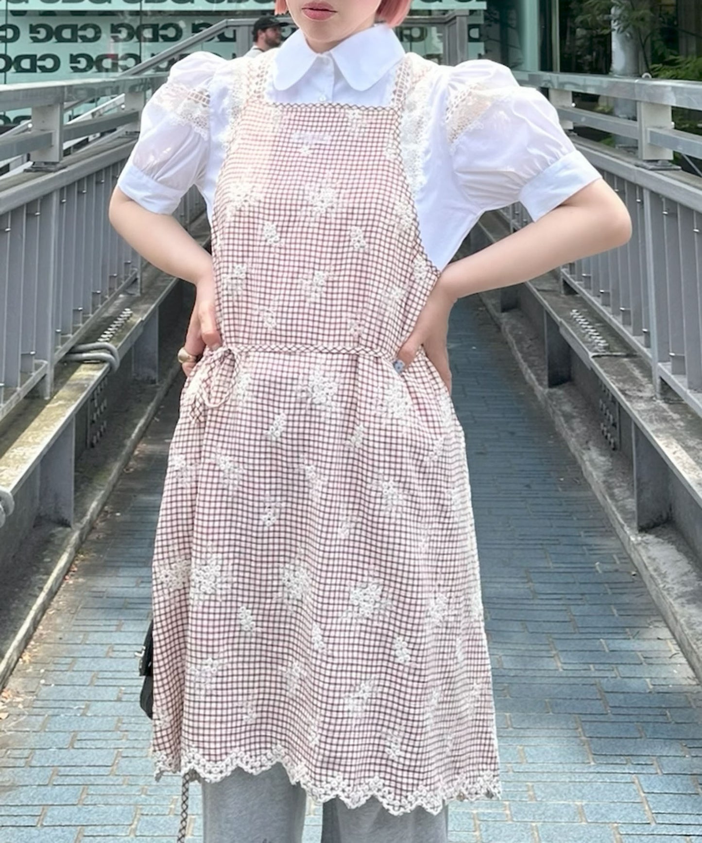チェック＆刺繍スカラップ巻きエプロン【レッド】