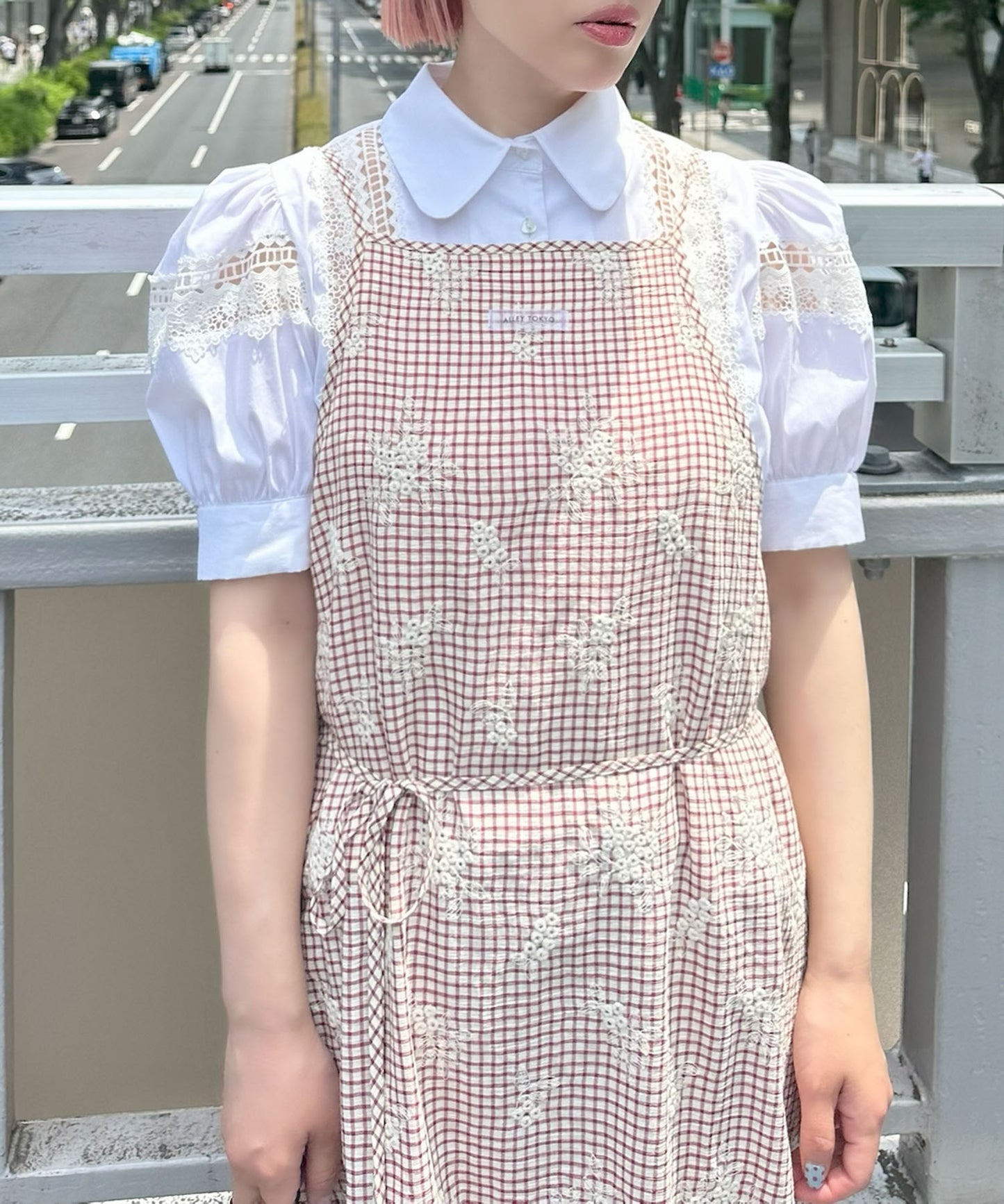 チェック＆刺繍スカラップ巻きエプロン【レッド】