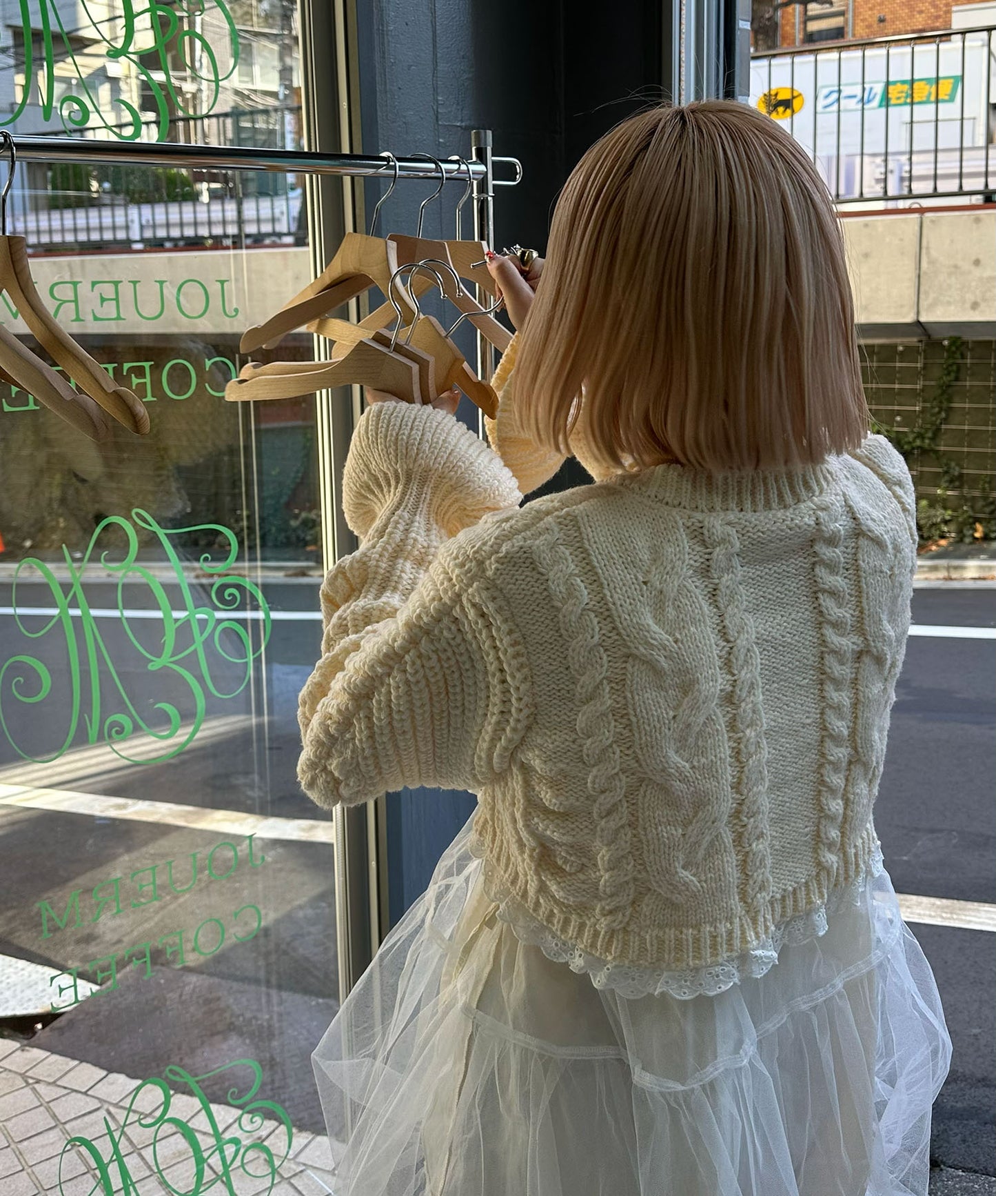 レースフリルくるみボタンカーデ【オフホワイト】