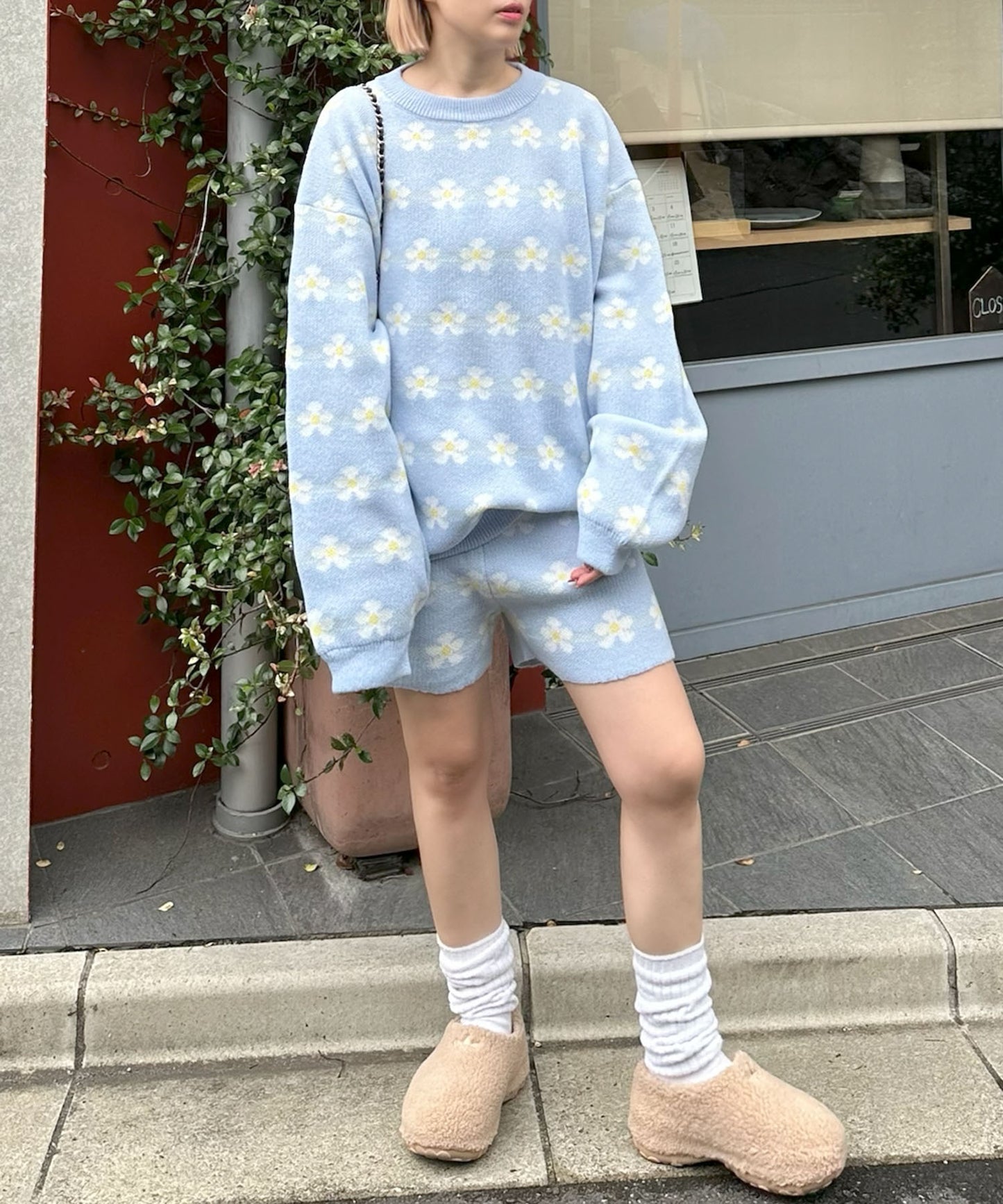【セットアップで着られる】お花のニットパンツ【サックスブルー】