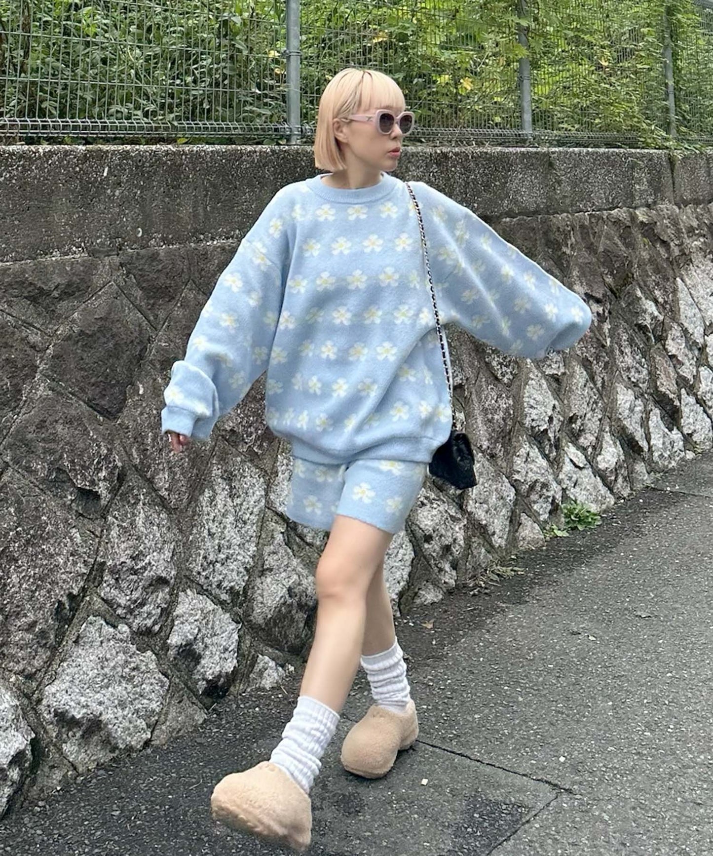 【セットアップで着られる】お花のニットパンツ【サックスブルー】