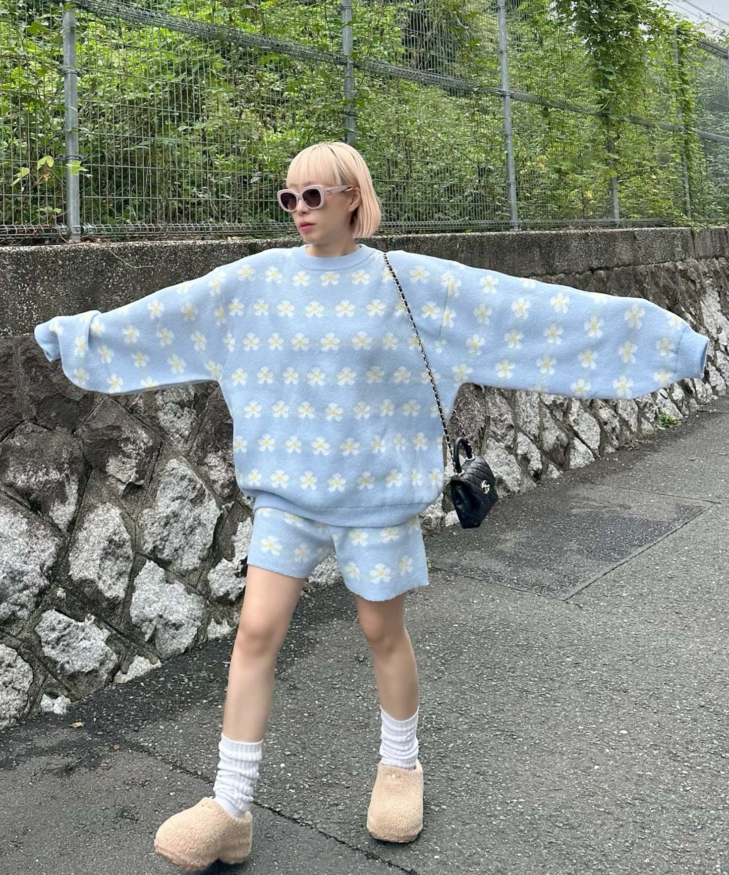 【セットアップで着られる】お花のニットパンツ【サックスブルー】