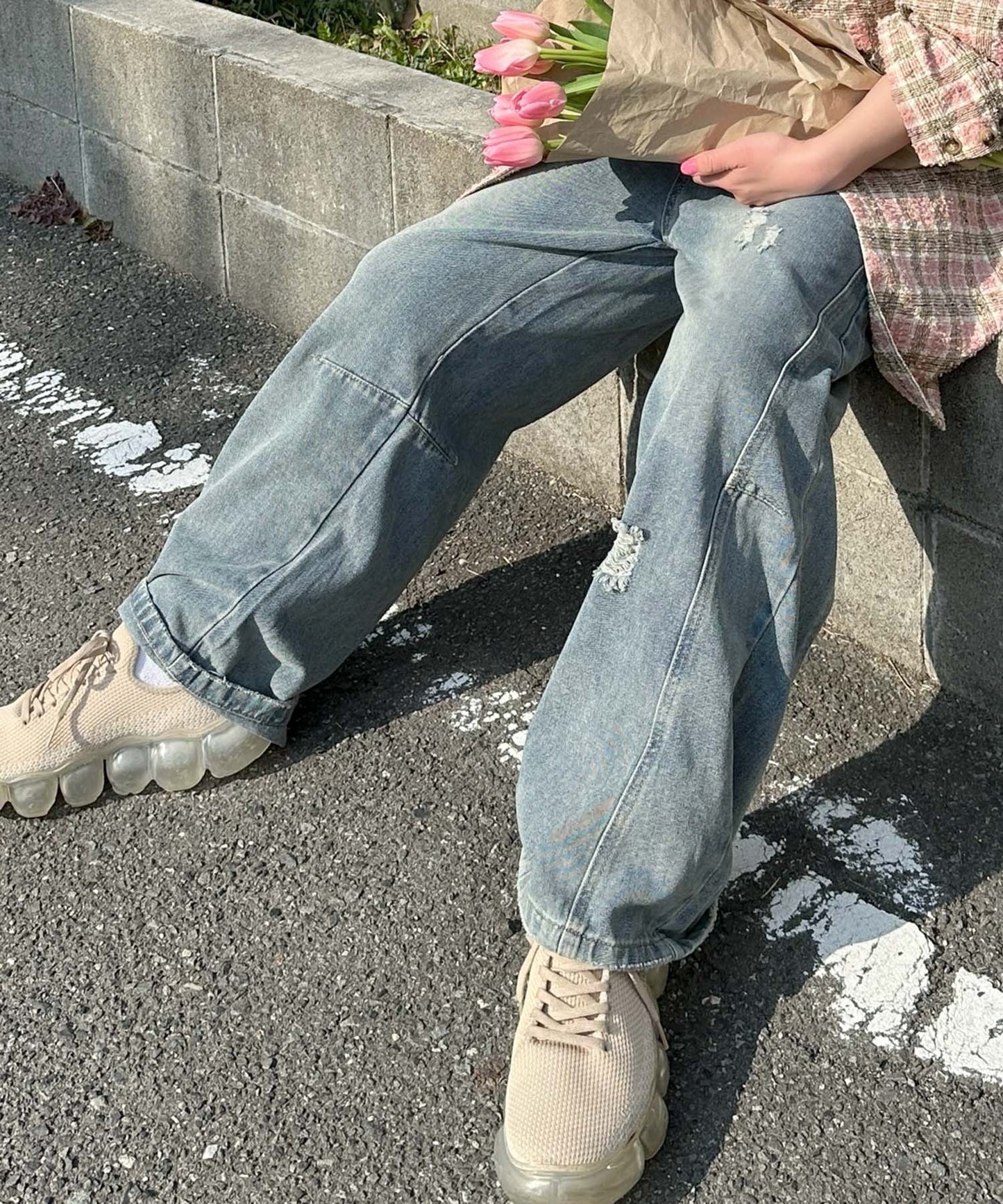 ちょっとだけダメージゆるデニムパンツ【サックスブルー】