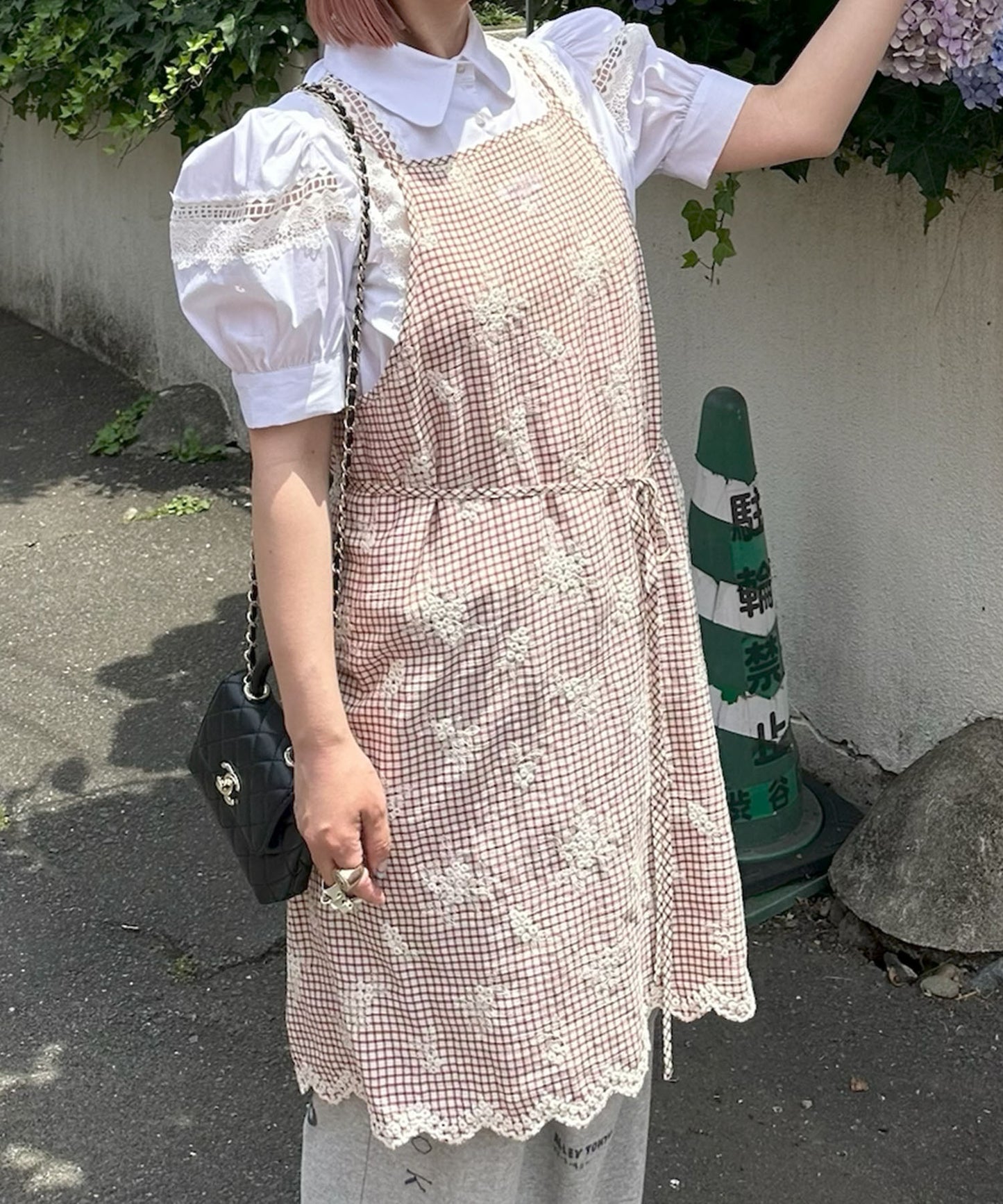 チェック＆刺繍スカラップ巻きエプロン【レッド】
